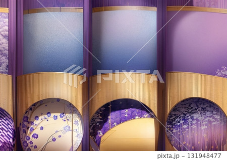 和風円窓デザイン 紫グラデーションの屏風イラスト素材 131948477