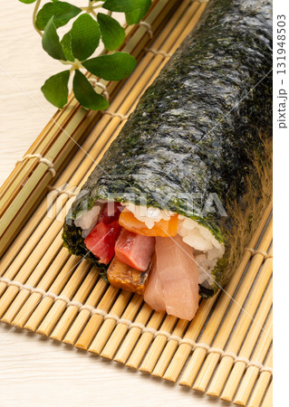 具がぎっしり詰まった節分の恵方巻 131948503