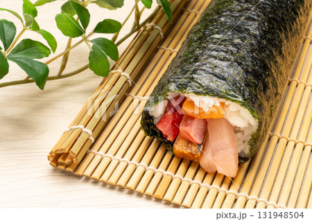 具がぎっしり詰まった節分の恵方巻 具がぎっしり詰まった節分の恵方巻 131948504