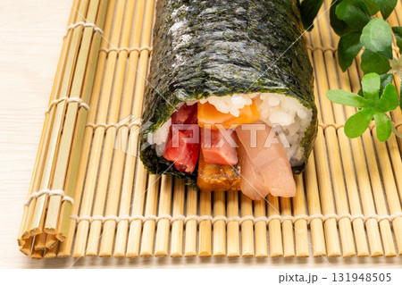 具がぎっしり詰まった節分の恵方巻 131948505