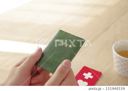 障害者手帳を見つめる女性 131948539