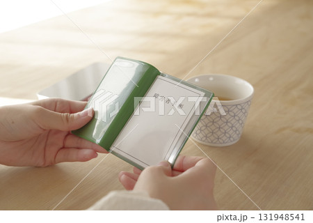 障害者手帳を見つめる女性 131948541