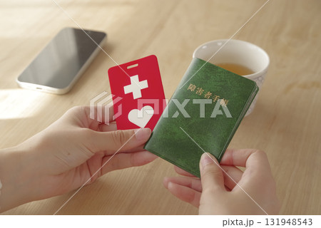 障害者手帳を見つめる女性 131948543