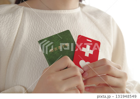 障害者手帳を胸元に持つ女性 131948549