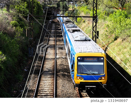 オーストラリア・メルボルンの郊外を走る電車 131948697