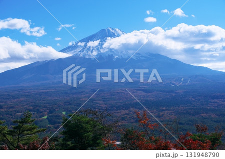 山梨県の紅葉台から見る秋の富士山 山梨県の紅葉台から見る秋の富士山 131948790