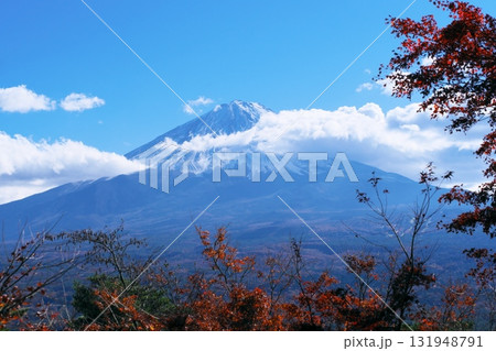 山梨県の紅葉台から見る秋の富士山 131948791