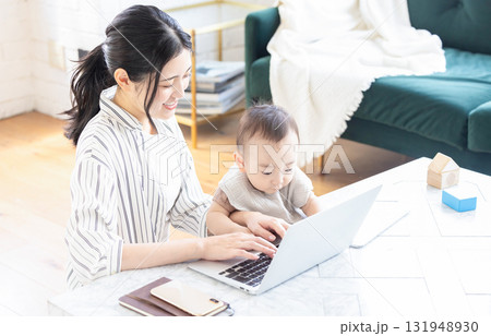 育児をしながらテレワークする女性 131948930
