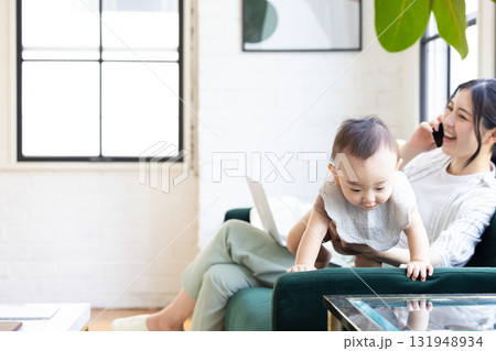 子育てをしながらリモートワークで働く母親 子育てをしながらリモートワークで働く母親 131948934