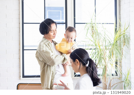 赤ちゃんを抱っこする夫婦 赤ちゃんを抱っこする夫婦 131949020