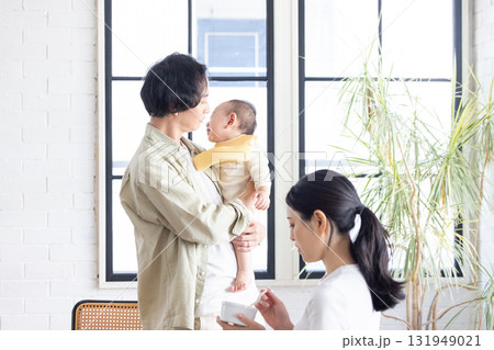 赤ちゃんを抱っこする夫婦 131949021