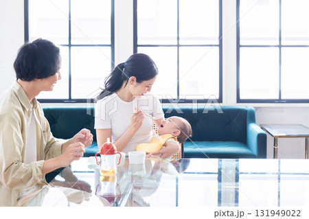 赤ちゃんを抱っこする夫婦 赤ちゃんを抱っこする夫婦 131949022