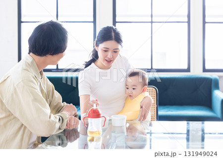 赤ちゃんを抱っこする夫婦 赤ちゃんを抱っこする夫婦 131949024