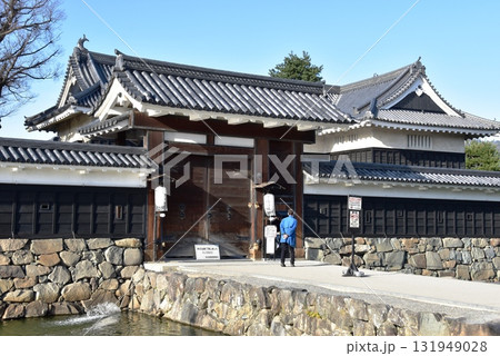 長野県松本市　松本城黒門（二の門）と内堀 131949028