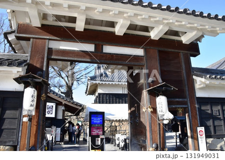 長野県松本市　松本城黒門（二の門）と観覧券売場 131949031