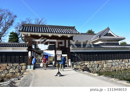 長野県松本市 松本城黒門(二の門)と内堀と観覧券売場 長野県松本市 松本城黒門(二の門)と内堀と観覧券売場 131949033