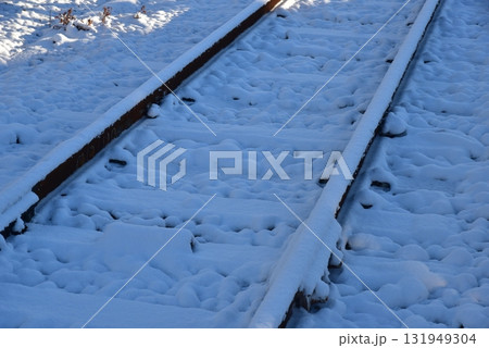 雪に覆われた線路 雪に覆われた線路 131949304