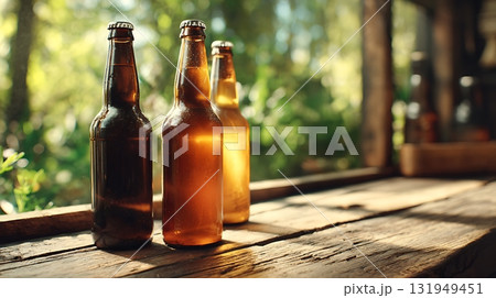 木製テーブルに並ぶビール瓶と自然の背景 木製テーブルに並ぶビール瓶と自然の背景 131949451
