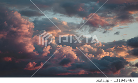 夕暮れのドラマチックな雲と空の風景 夕暮れのドラマチックな雲と空の風景 131949467