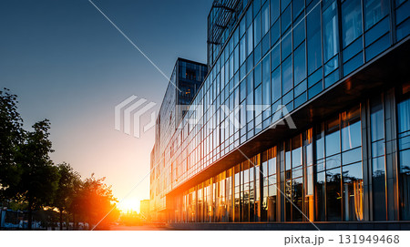 夕暮れの街並みとガラス張りのビルディング 131949468
