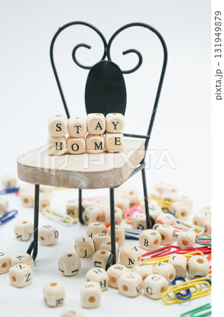 ステイホーム（STAY HOME）の木のブロック 131949879