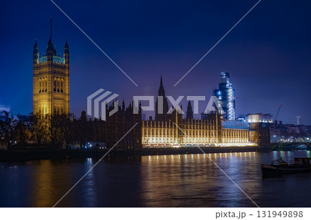 ウェストミンスター宮殿の夜景（イギリス・ロンドン） 131949898