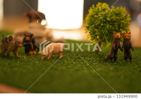豚と猿とレッサーパンダのフィギュアとサバンナ 131949900
