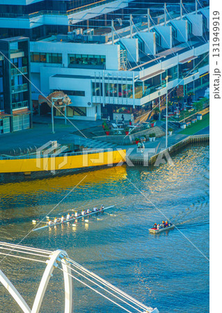 川沿いのボート練習 131949919