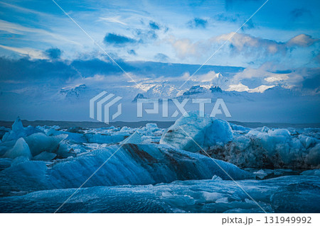 氷山と雪のコントラスト 131949992