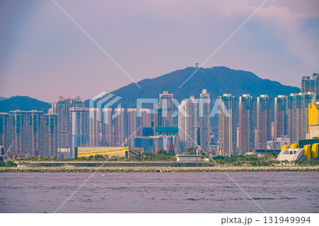 香港の住宅街と山の風景 131949994