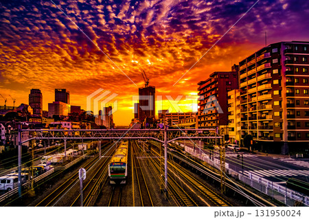 黄金色に染まる空と線路 131950024