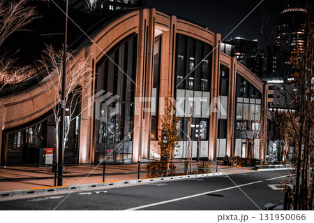 夜のライトアップされた現代建築 131950066