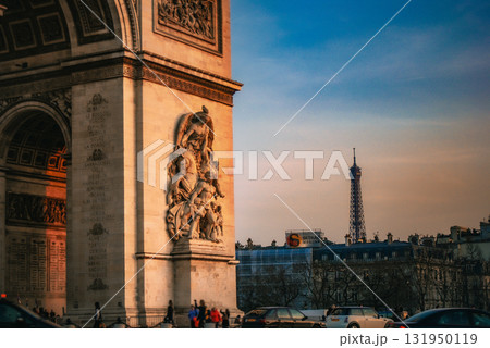 凱旋門とエッフェル塔遠景 131950119