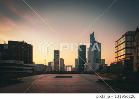 ラ・デファンスの街並み 131950120