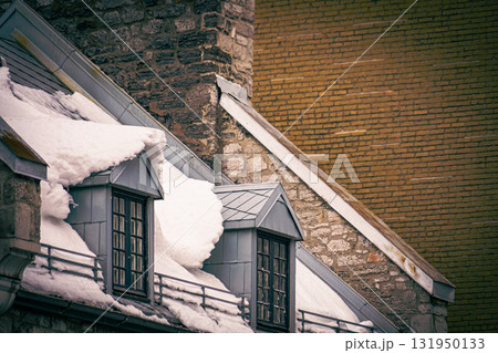 雪が積もった屋根と窓 131950133