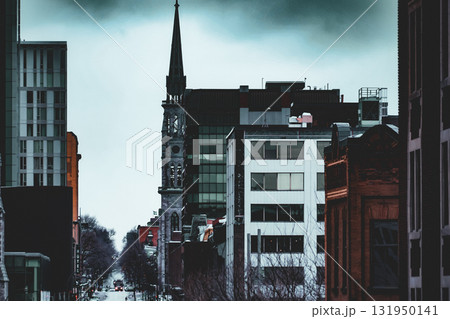 モントリオールの教会とビル街 モントリオールの教会とビル街 131950141