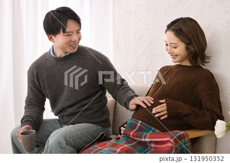 ソファに座ってくつろぐ若い夫婦　妊婦さん 131950352
