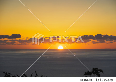 水平線に沈む太陽と黄金色のドラマチックな夕焼け 131950386