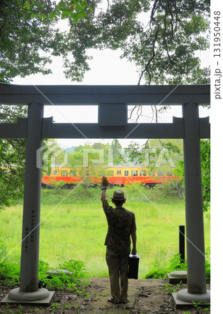 飯給駅の鳥居と小湊鐵道 飯給駅の鳥居と小湊鐵道 131950448