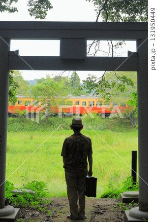 飯給駅の鳥居と小湊鐵道 飯給駅の鳥居と小湊鐵道 131950449