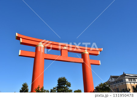 平安神宮の大鳥居と京都市京セラ美術館 131950478