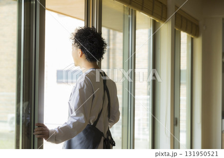 窓を開ける男性 窓を開ける男性 131950521