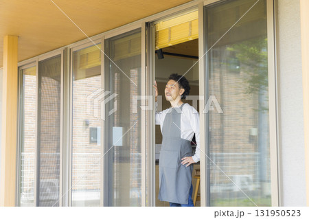 窓を開ける男性 窓を開ける男性 131950523