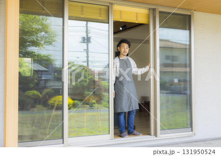 窓を開ける男性　 131950524