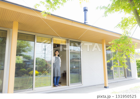 窓を開ける男性　 131950525