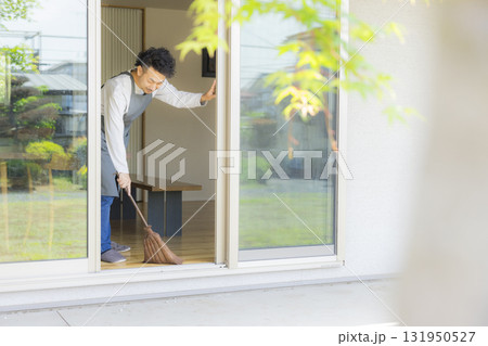 窓を開ける男性　 131950527