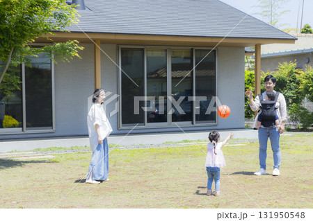 庭で遊ぶファミリー 庭で遊ぶファミリー 131950548