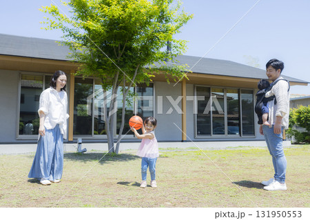 庭で遊ぶファミリー  131950553
