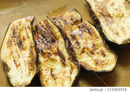 新鮮なナスを焼いた料理、日本の秋のごちそう 新鮮なナスを焼いた料理、日本の秋のごちそう 131950558