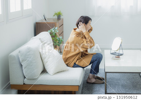 リビングで鏡を見る女性 リビングで鏡を見る女性 131950612